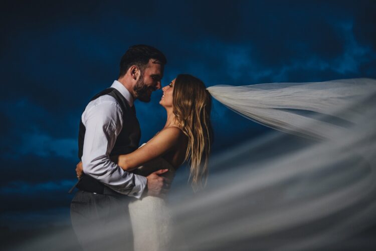 couple shoot at Lyde Court at twilight