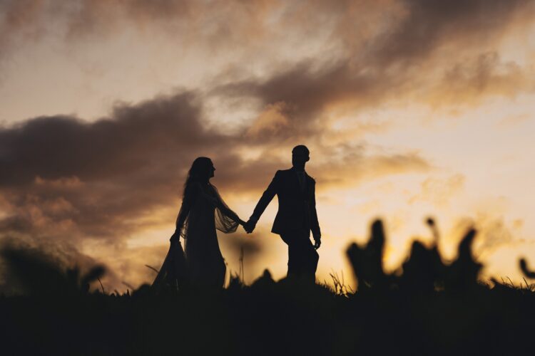 couple shoot at Lyde Court at golden hour