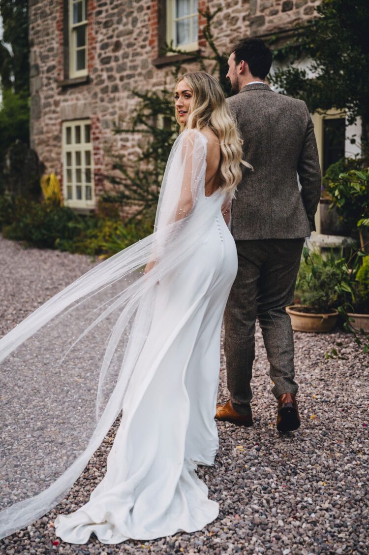 couple shoot at Lyde Court at golden hour