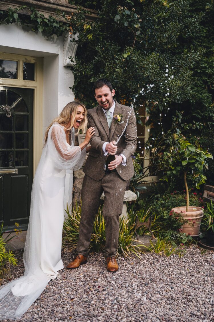 couple shoot at Lyde Court at golden hour