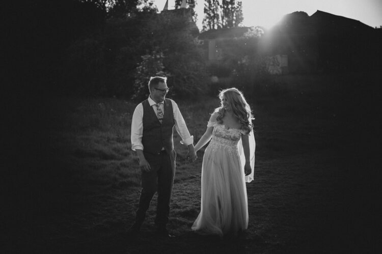 couple shoot at Lyde Court at golden hour