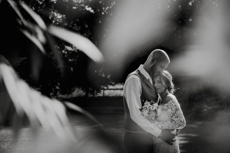 couple shoot at Lyde Court at golden hour