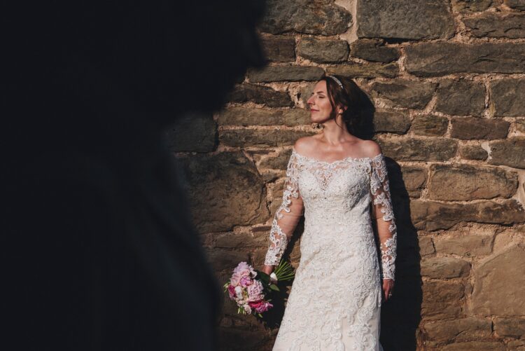 couple shoot at Lyde Court at golden hour