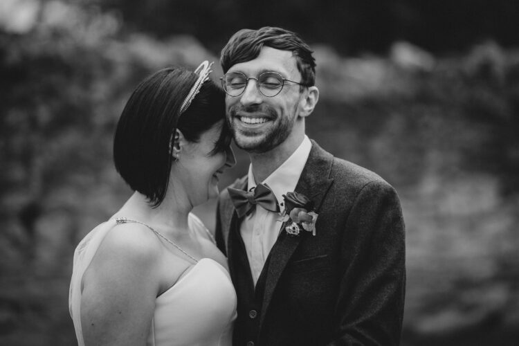 couple shoot at Lyde Court at golden hour