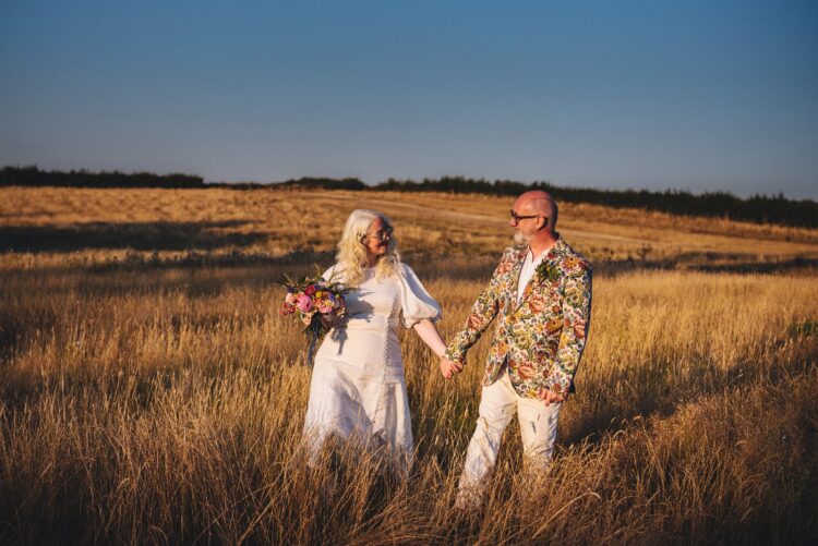 couple shoot at Lyde Court at golden hour