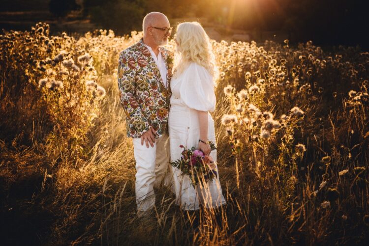 couple shoot at Lyde Court at golden hour