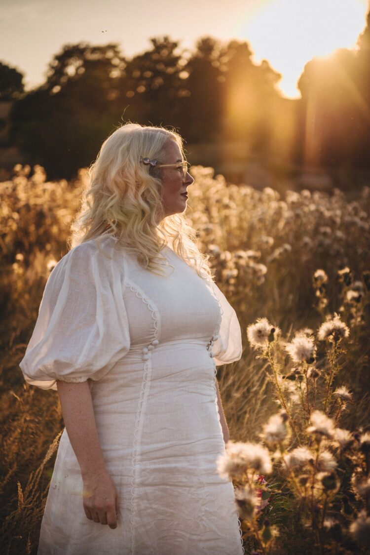 couple shoot at Lyde Court at golden hour