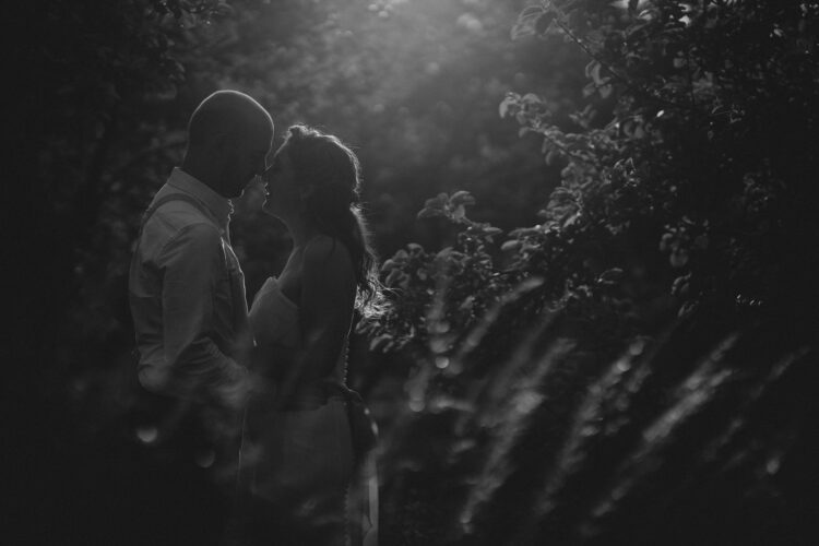 bride and groom pictures orchard at munsley wedding photography