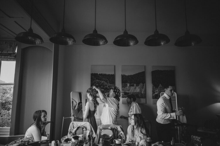 bridesmaids getting ready at wilde lodge