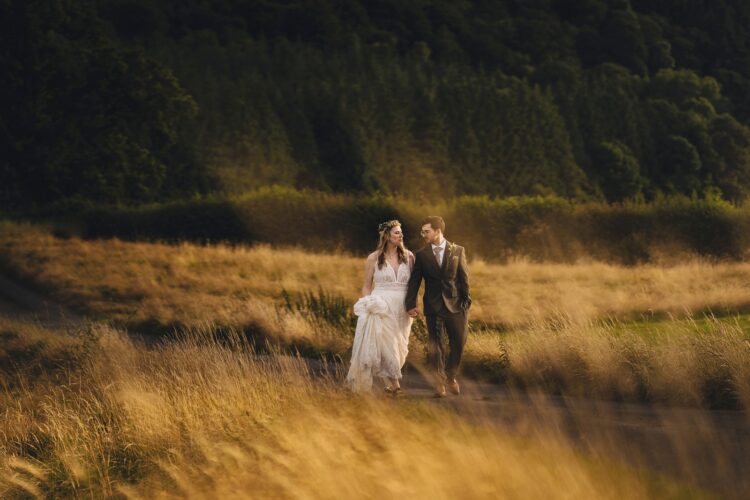 couple shoot at wilde lodge in golden hour