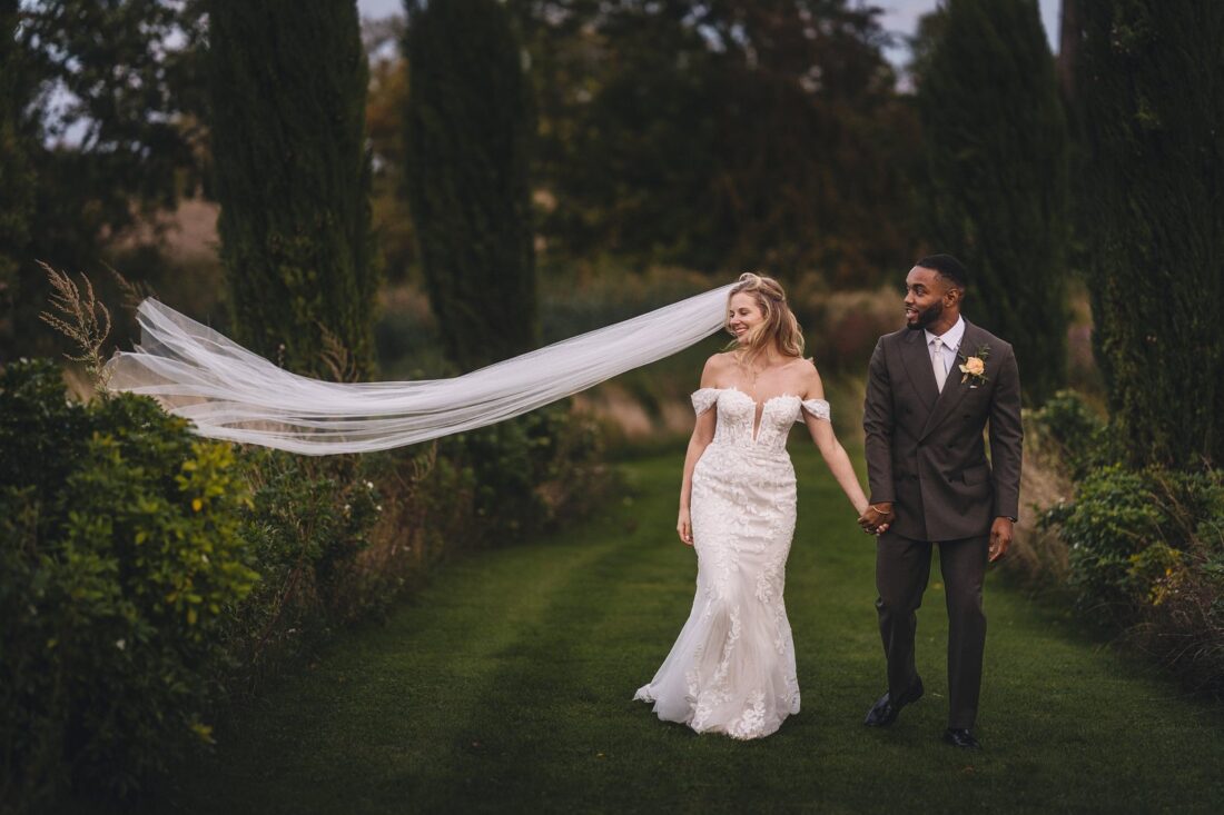 couple shoot at Lains barn, long veils