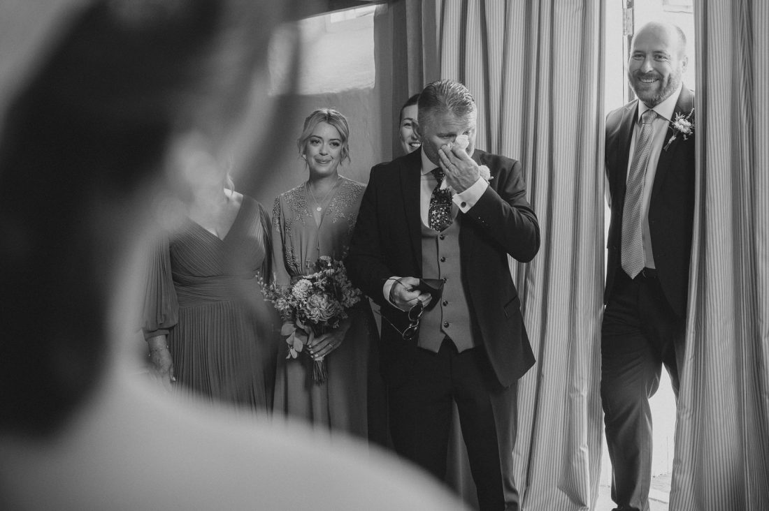 dad seeing bride for the first time at merriscourt