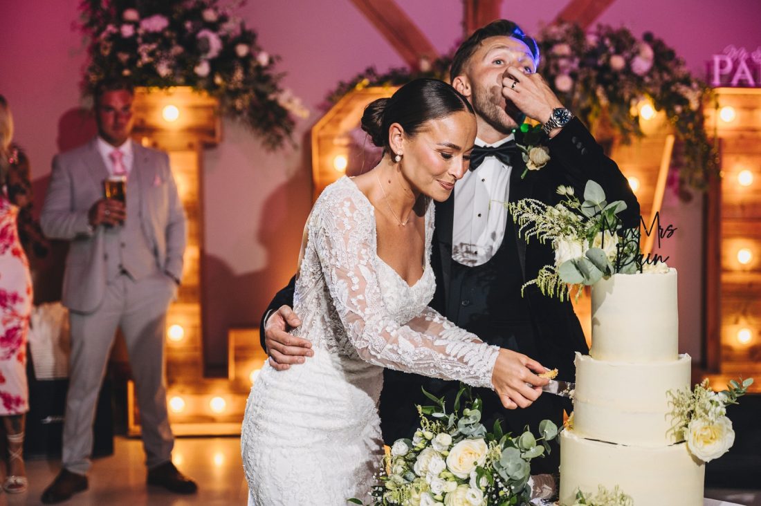 cake cutting at redhouse barn, worcestershire wedding photographer