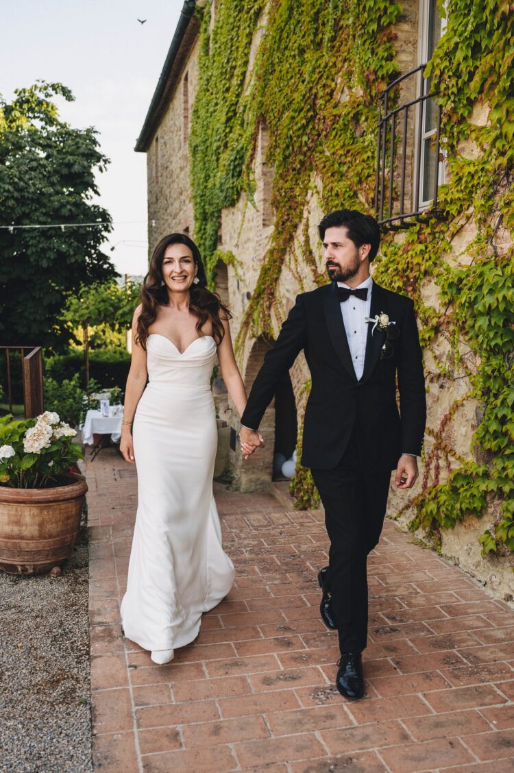 bride and groom walking at Villa Podernovo