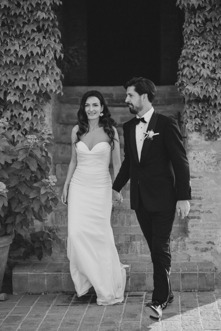 bride and groom walking at Villa Podernovo