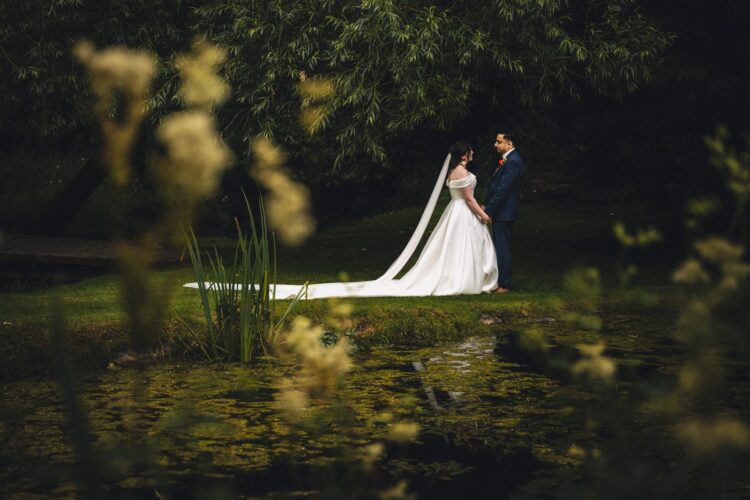 couple shoot at Water's Edge Ewen Cotswolds