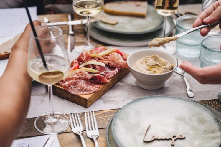 wedding breakfast and the speeches at Shucknall Court luxury herefordshire wedding venue
