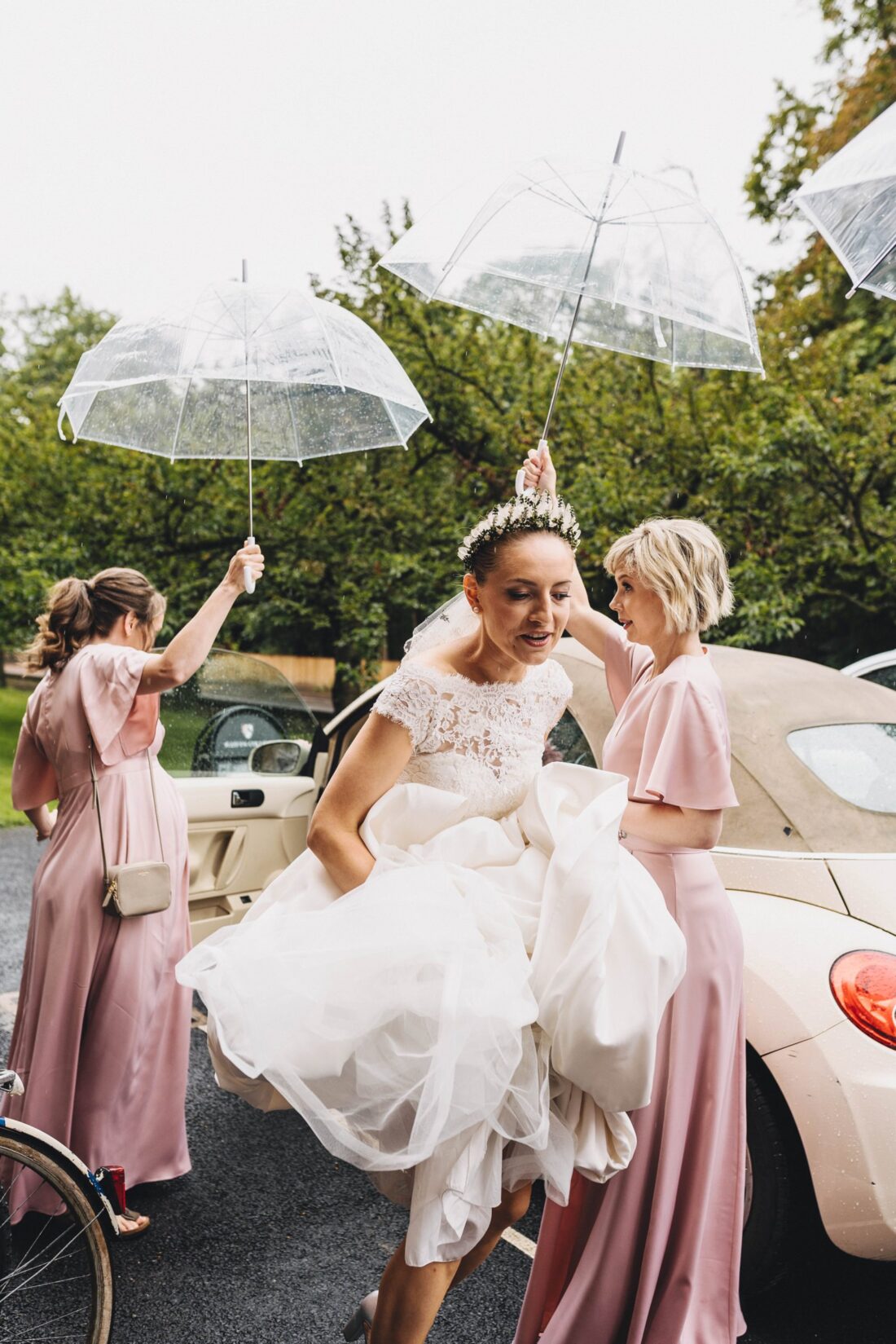 bride and bridesmaids arriving in the rain, Cambridge wedding photographer