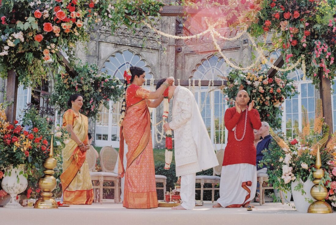 analogue wedding photography at sezincote house, hindu ceremony
